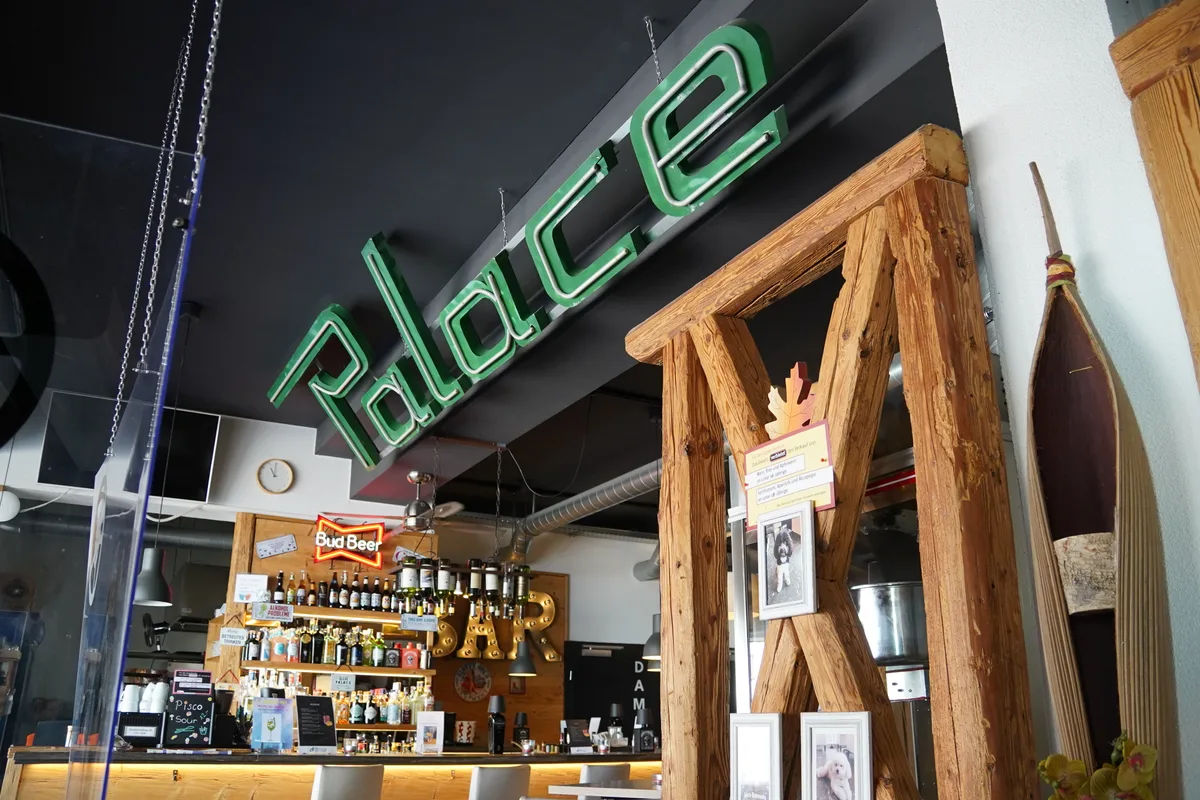 Blick in die Bar des Kino Palace in Wetzikon.
